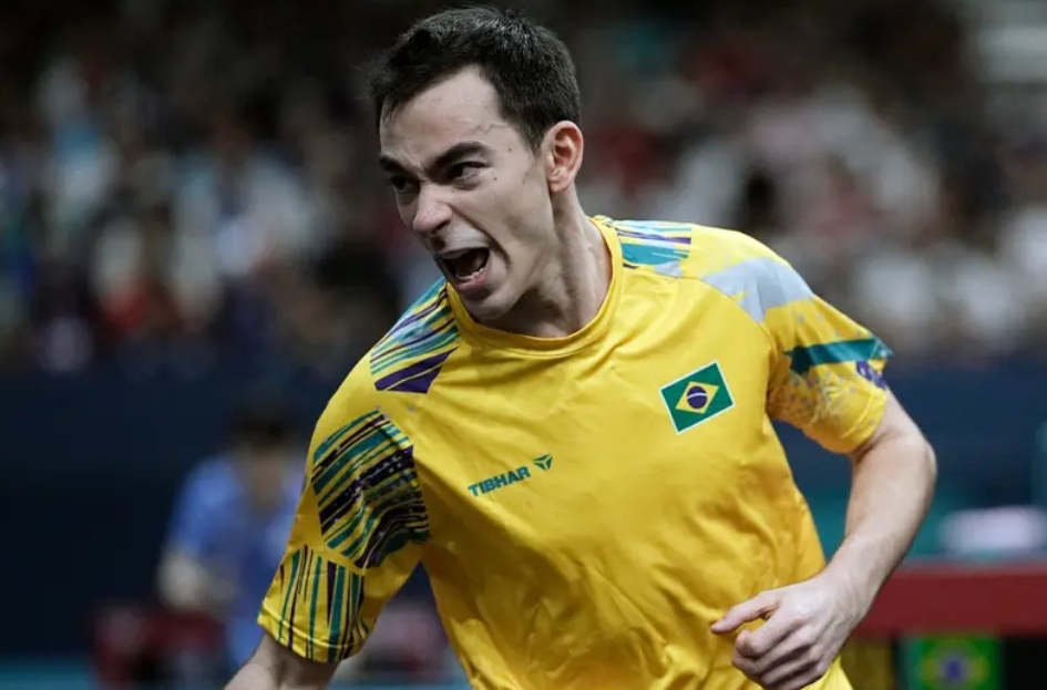 Hugo Calderano vence francês e está nas quartas de finais do tênis de mesa
