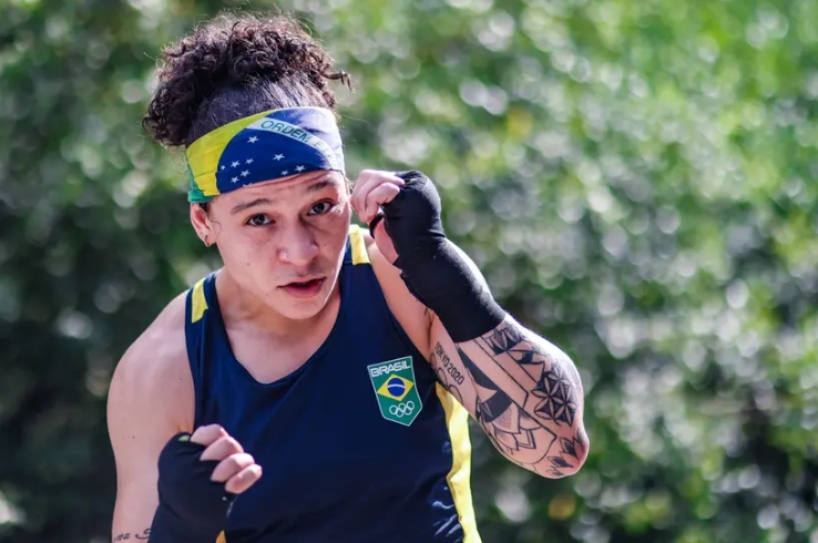 Bia Ferreira vence luta contra holandesa e garante medalha em Paris