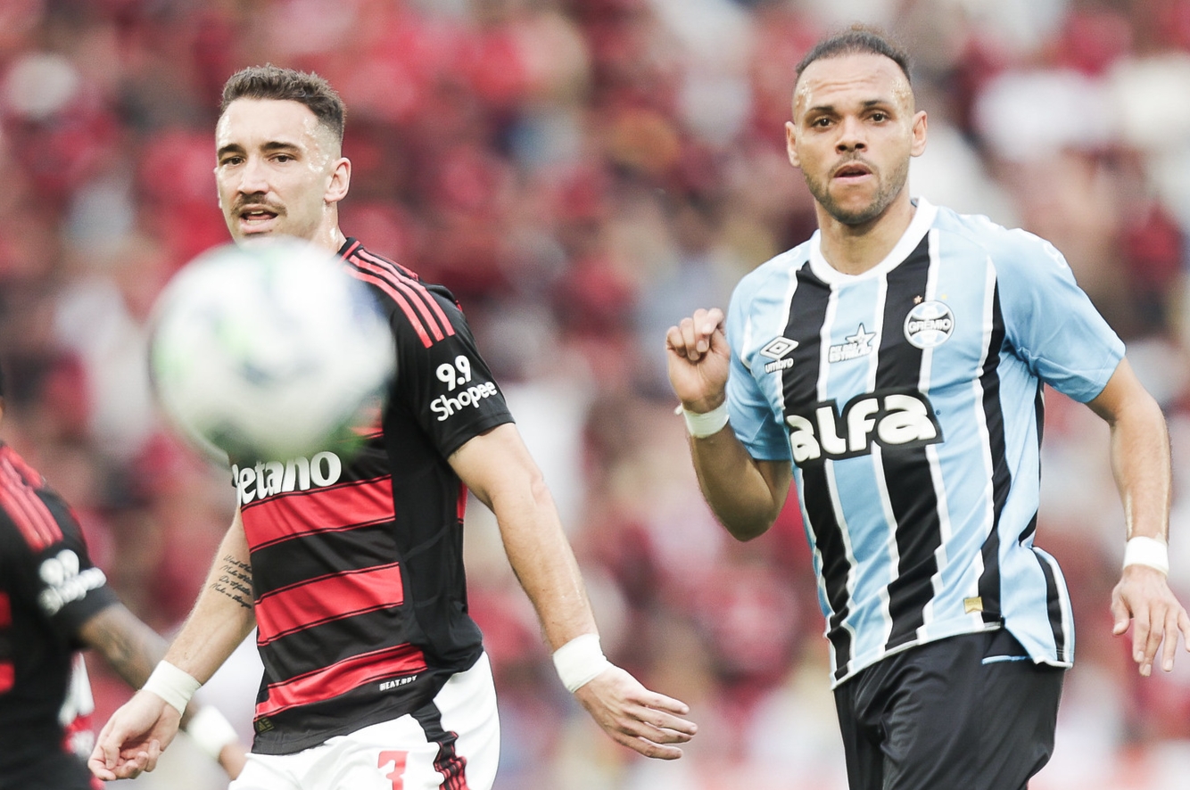 Flamengo leva gol de goleiro e só empata em casa com Grêmio pelo Brasileiro
