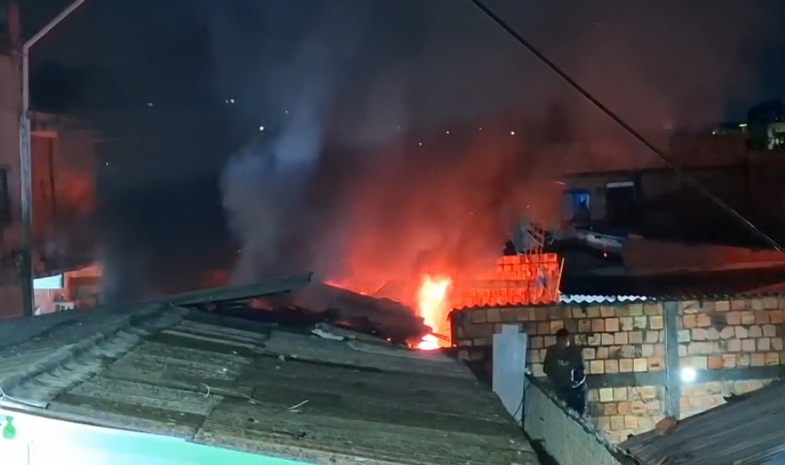 Casa pega fogo após curto em fiação de ar-condicionado em Manaus