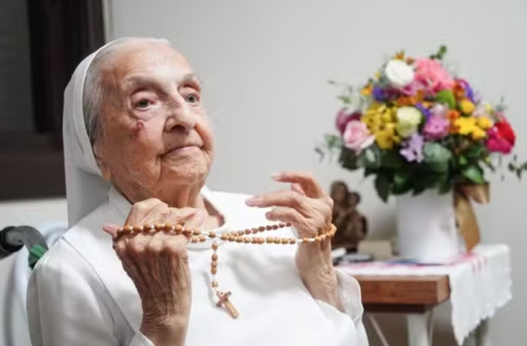 Com 116 anos, freira brasileira se torna a pessoa mais velha do mundo