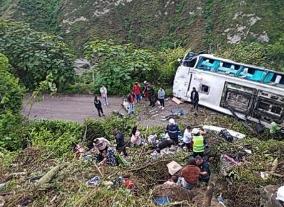 Ônibus cai em precipício nos Andes peruanos e deixa seis mortos