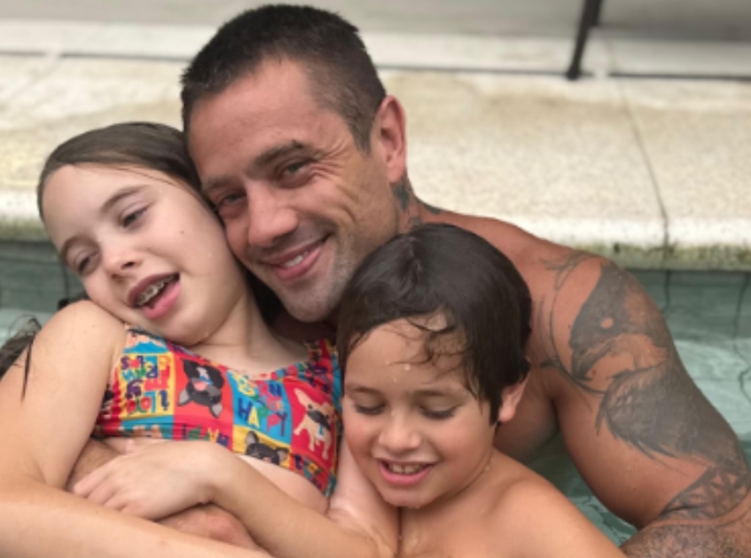 Rafael Cardoso retoma convivência com filhos e faz desabafo nas redes