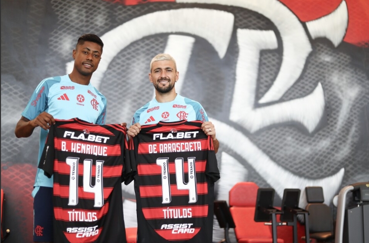 Recordistas de títulos, Arrascaeta e Bruno Henrique são homenageados no Flamengo