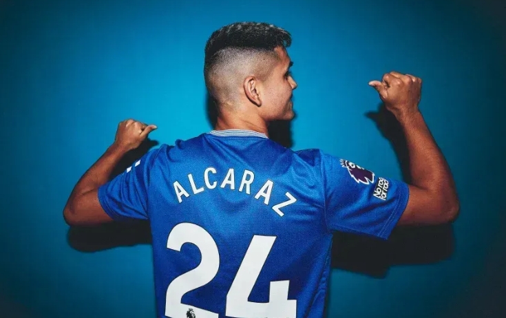 Emprestado pelo Flamengo, Alcaraz é anunciado no Everton