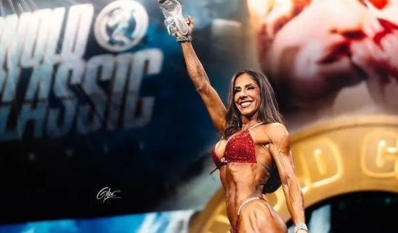 Brasileira bicampeã do Mr. Olympia anuncia aposentadoria e é homenageada