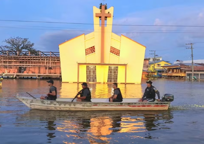 Lancha da polícia naufraga e agentes ficam à deriva no Amazonas