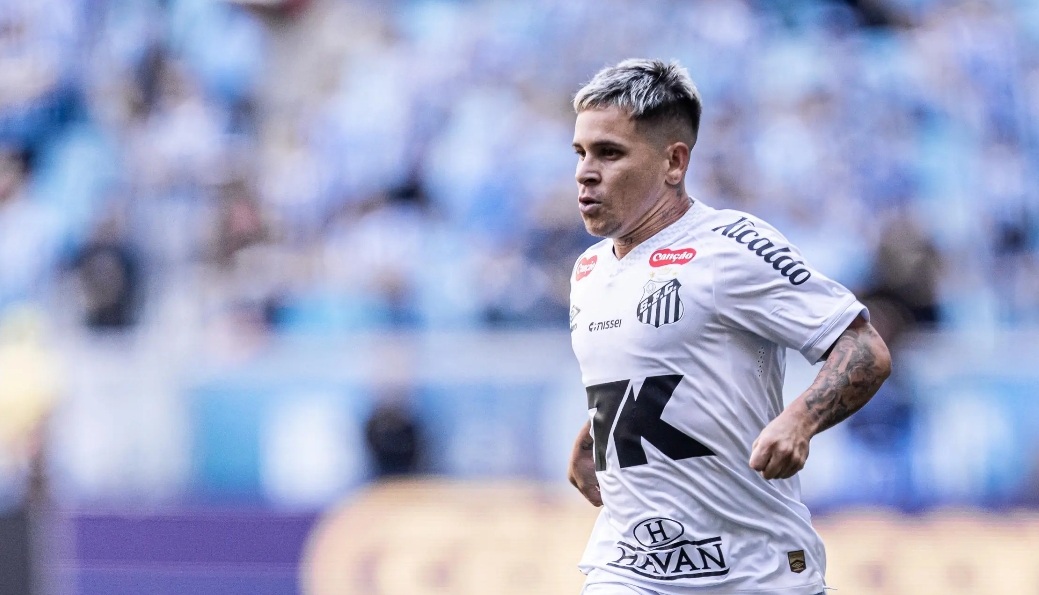 Grêmio faz gol na reta final e vence o Santos em duelo dos desesperados