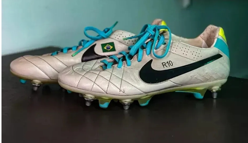 Chuteira de Ronaldinho na final da Libertadores pelo Galo vai a leilão