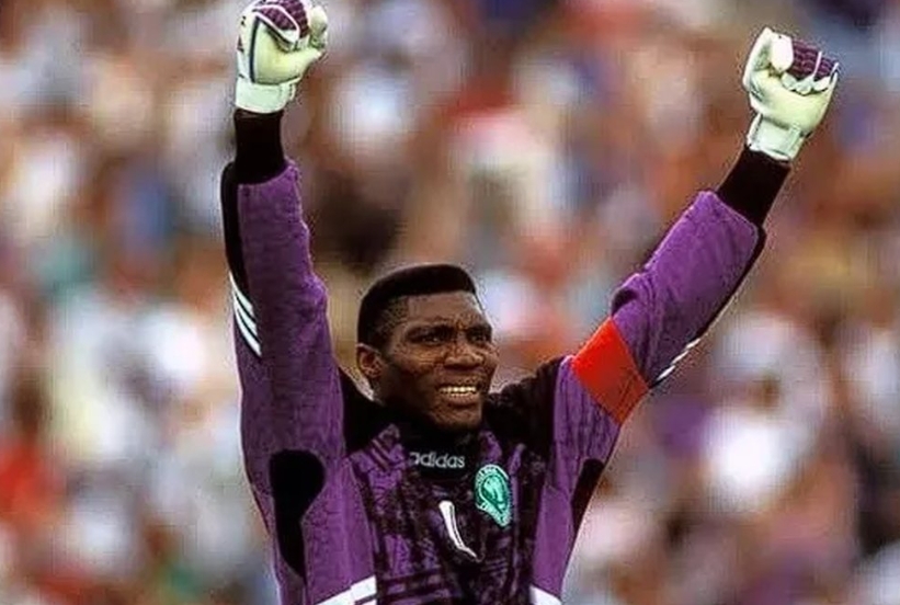 Morre goleiro que recusou trono de rei para jogar a Copa pela Nigéria