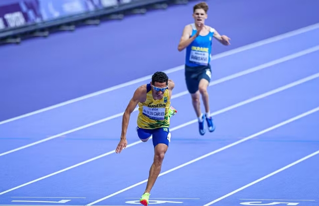 Bartolomeu Chaves se joga na chegada e leva prata nos 400m do atletismo