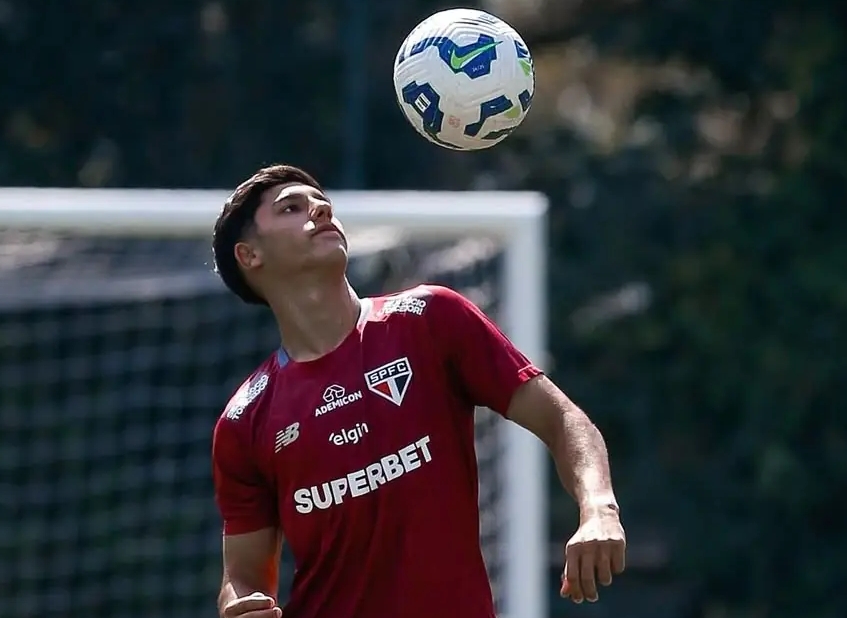 Possível saída de Patryck abre espaço para garoto Nicolas no São Paulo
