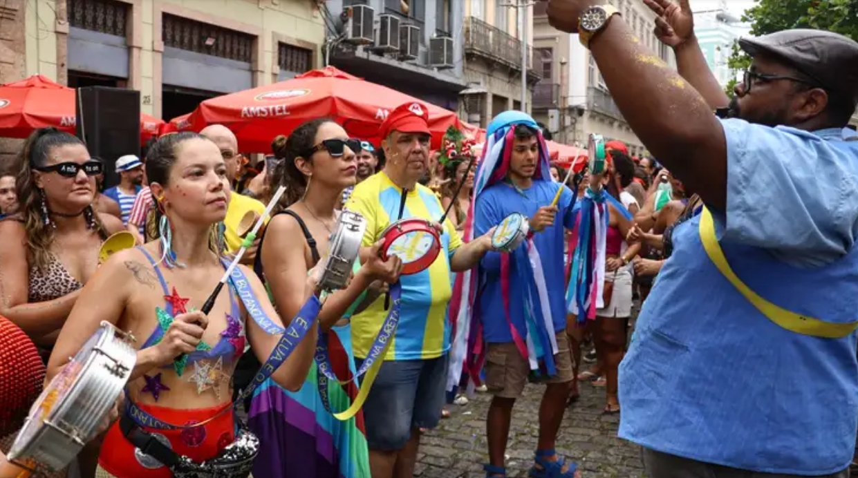 Blocos saem às ruas na abertura não oficial do Carnaval do Rio