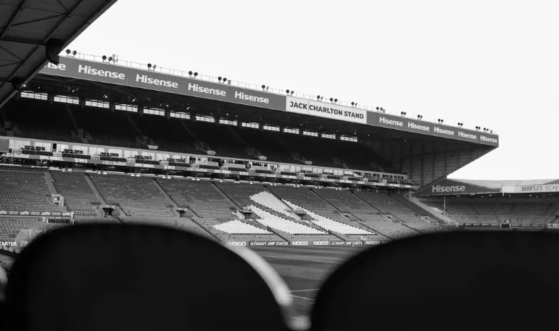 Torcedor do Leeds morre no estádio em jogo contra o Manchester United