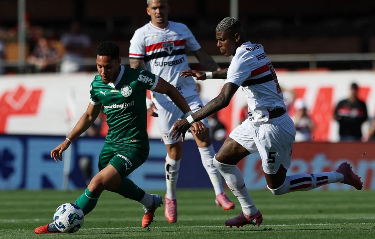 São Paulo abre 2 a 0, mas Palmeiras vira e assume a ponta do Brasileirão