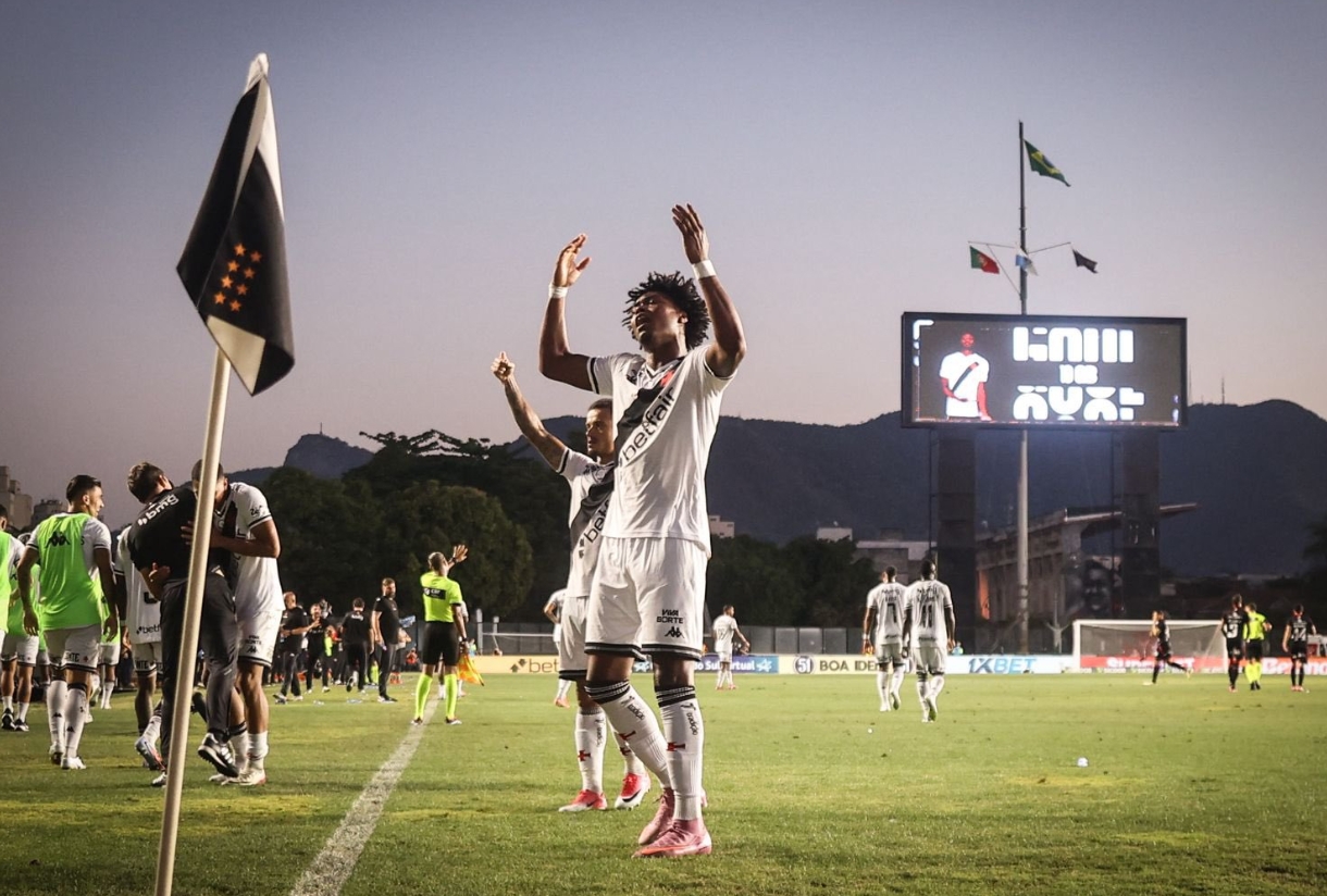 Vasco marca no fim, bate Vitória e emenda 4º jogo invicto no Brasileirão