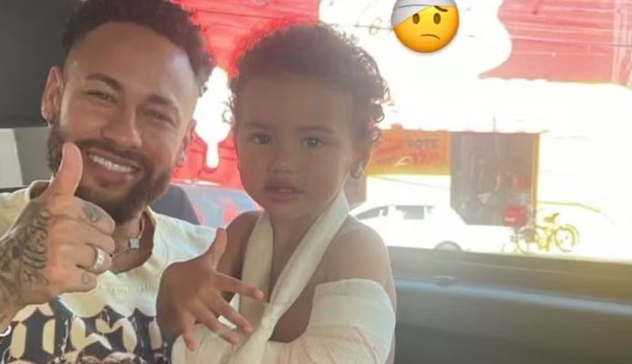 Neymar mostra a filha Mavie com braço engessado