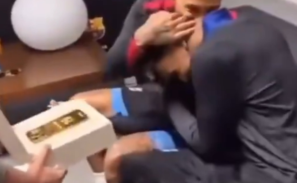 Raphinha dá celular banhado a ouro para Yamal após prêmio