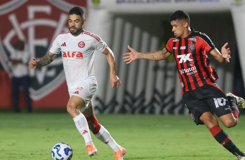 Vitória vence o Inter e empurra Santos de Neymar para o Z4