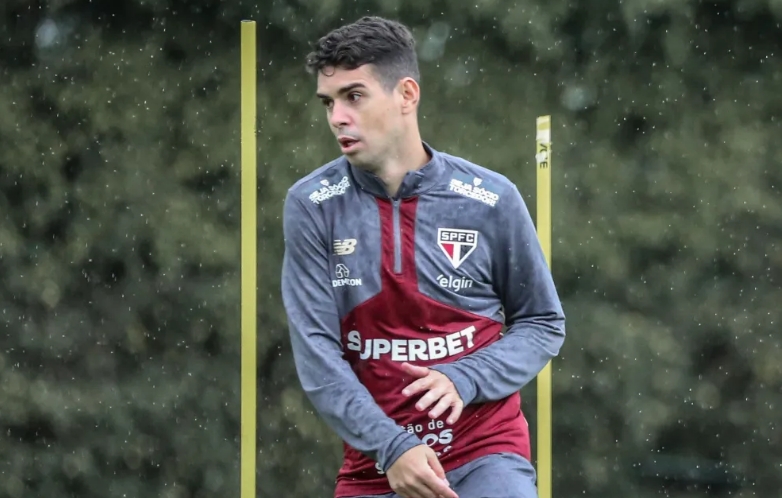 Oscar vai ao CT do São Paulo e visita elenco pela primeira vez após susto