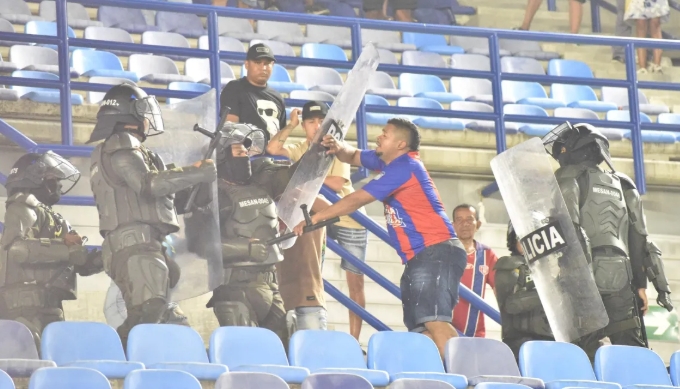 Torcida invade campo em jogo na Colômbia e técnico é agredido
