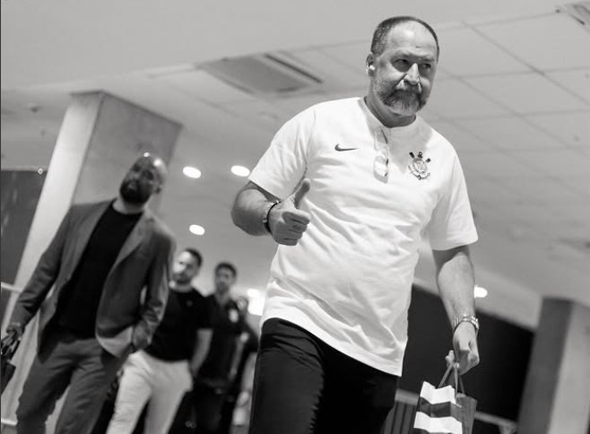 Corinthians protocola mais um pedido de impeachment contra Augusto Melo