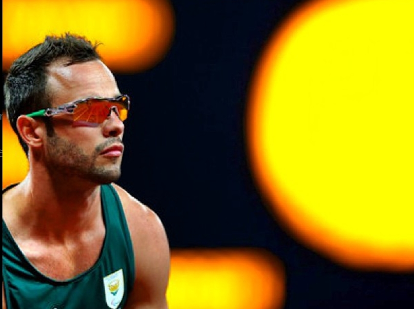 Atleta condenado por matar a namorada compete em triátlon após 12 anos