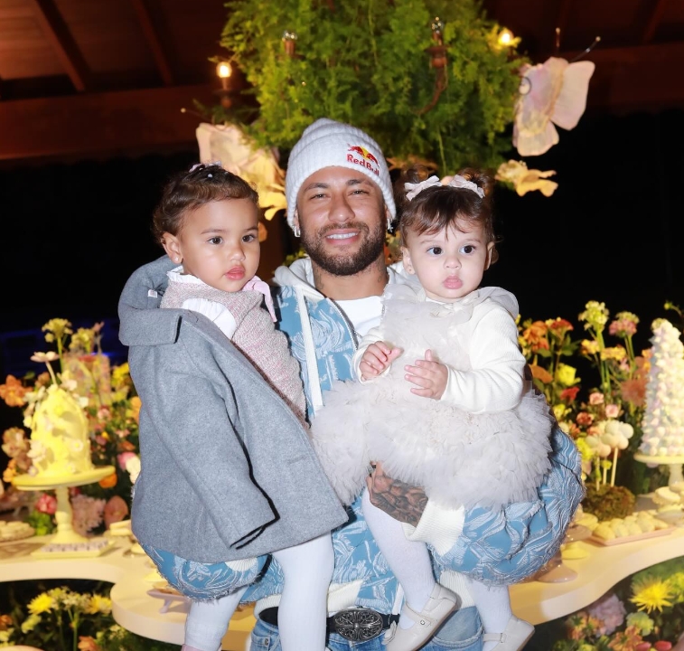 "Princesinhas do papai": Neymar posta fotos raras com filhas Mavie e Helena