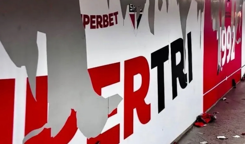 Torcedores do Santos vandalizam estação de metrô com imagens do São Paulo