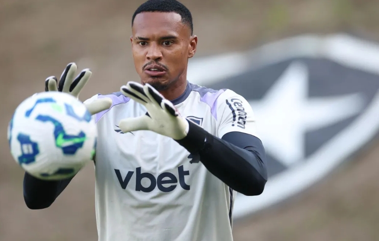 Botafogo chega a acordo financeiro e encaminha venda de John ao West Ham