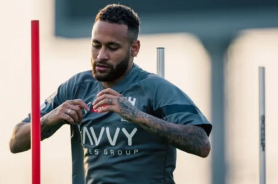 Neymar mostra treino com bola e diz que 'está perto de voltar'