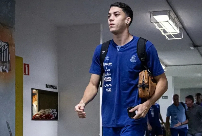 Em acordo com o Botafogo, Jair treina à parte no Santos; entenda