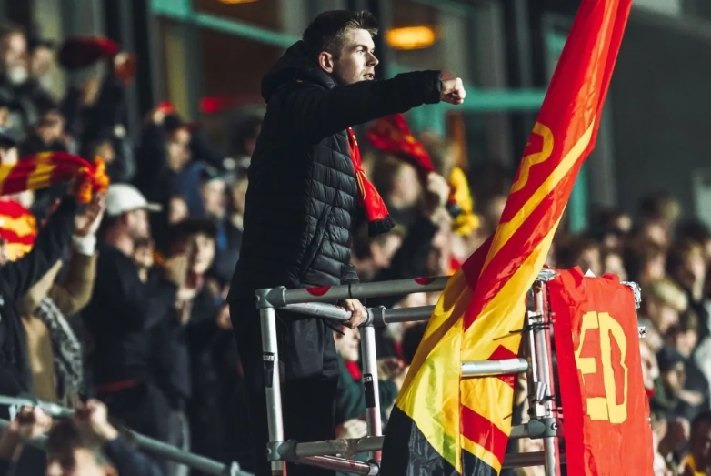 Clube da Dinamarca é multado por guerra de bolas de neve entre torcedores