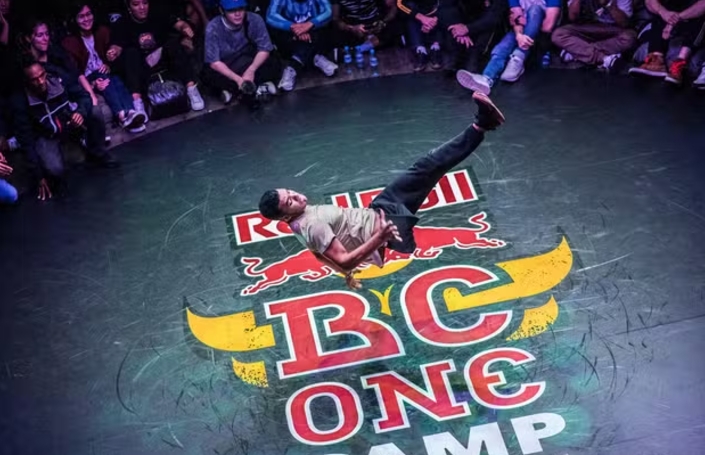 Brasileiro faz sucesso no breaking ao mostrar habilidade com uma perna