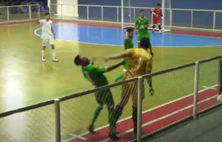 Goleiro que agrediu jogador reconhece erro e desabafa