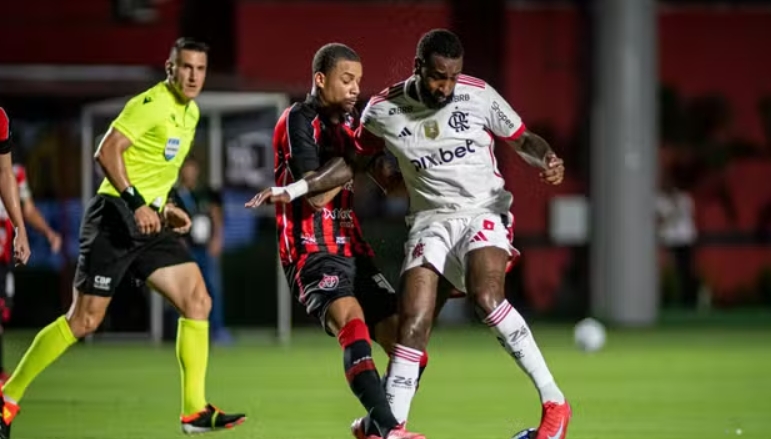 Flamengo derrota o Vitória no Barradão e ganha a primeira no Brasileiro