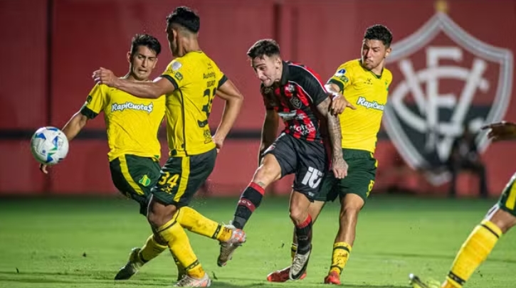 Vitória e Defensa y Justicia empatam e se complicam na Sul-Americana