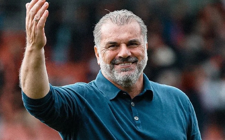 Tottenham demite técnico Postecoglou após título da Europa League