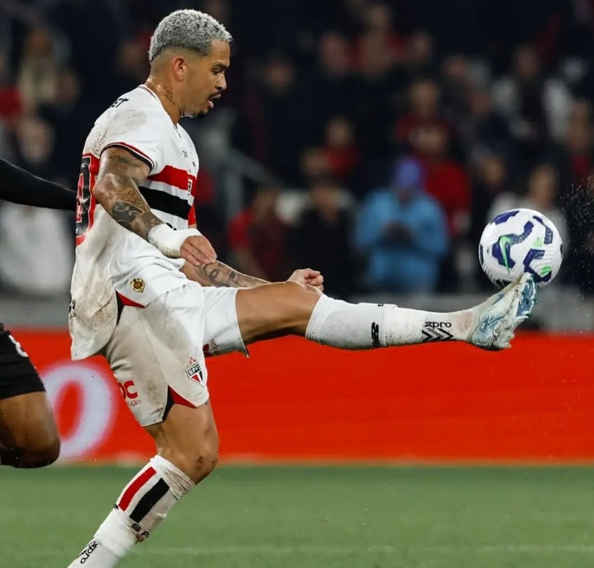 Com Rafael expulso, São Paulo cai nos pênaltis contra o Athletico-PR