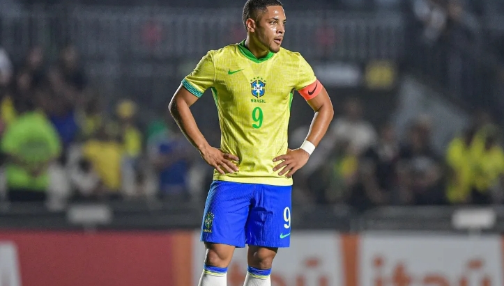 Vitor Roque desabafa após saída do Barcelona