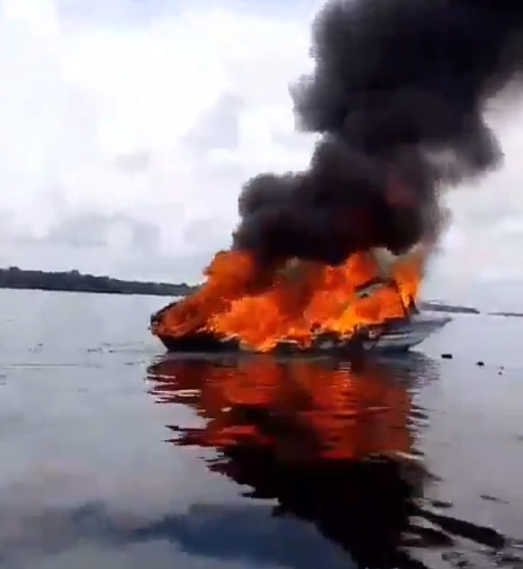"Perdi tudo", diz dono de lancha de passeio que pegou fogo no Amazonas