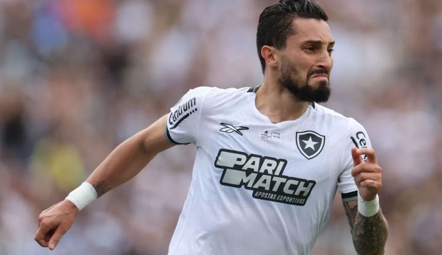 Alex Telles revela que quase não foi para Botafogo: 'Eu iria para o Porto'