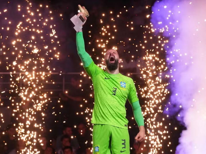 Goleiro do Brasil é eleito 'Luva de Ouro' na Copa do Mundo de Futsal