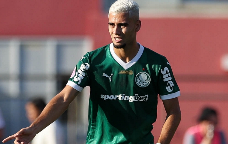 Andreas Pereira se pronuncia sobre lance polêmico em clássico Choque-Rei