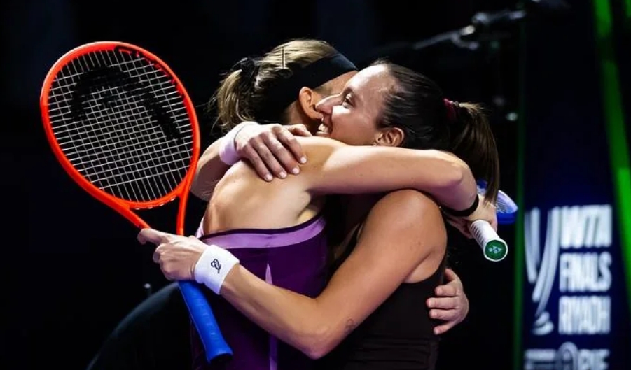 Luisa Stefani faz história ao ir à decisão de duplas do WTA Finals