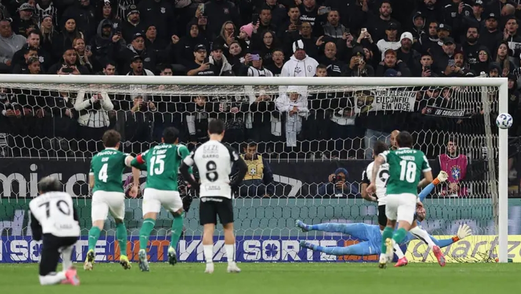 STJD multa Corinthians por arremesso de objetos em campo contra o Palmeiras