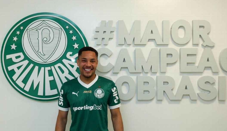 Vitor Roque é apresentado no Palmeiras