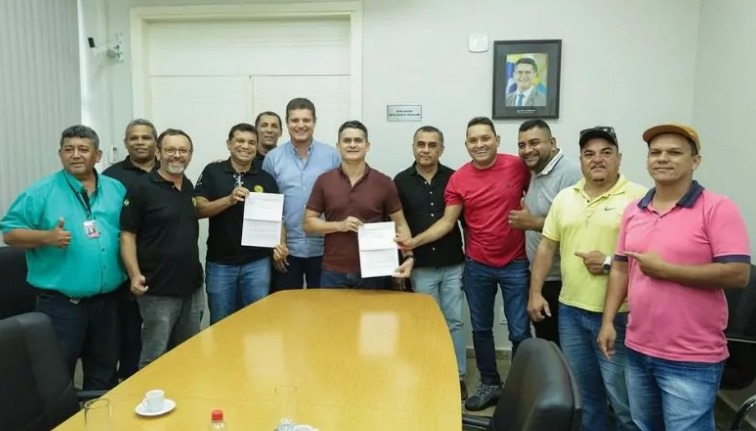 David Almeida assina PL que regulamenta taxistas e mototaxistas em Manaus