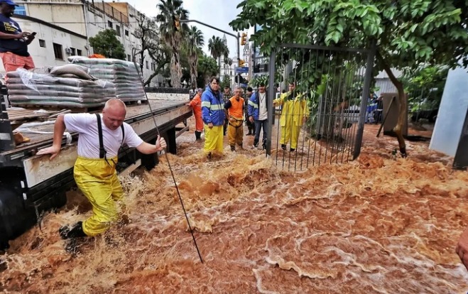 Manaus envia água potável para ajudar vítimas do RS