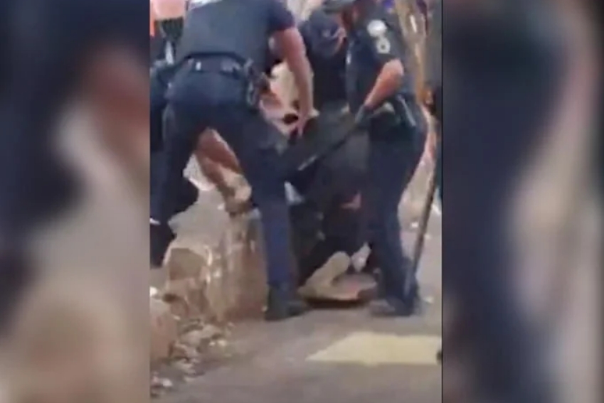 Guardas municipais agridem morador de rua com chutes no centro de SP